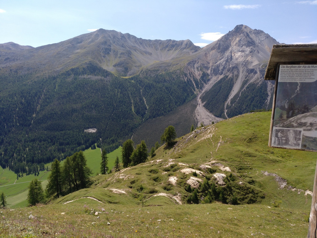 Sanddolinen bei der Alp da Munt mit Blick auf Piz Dora und Piz Daint