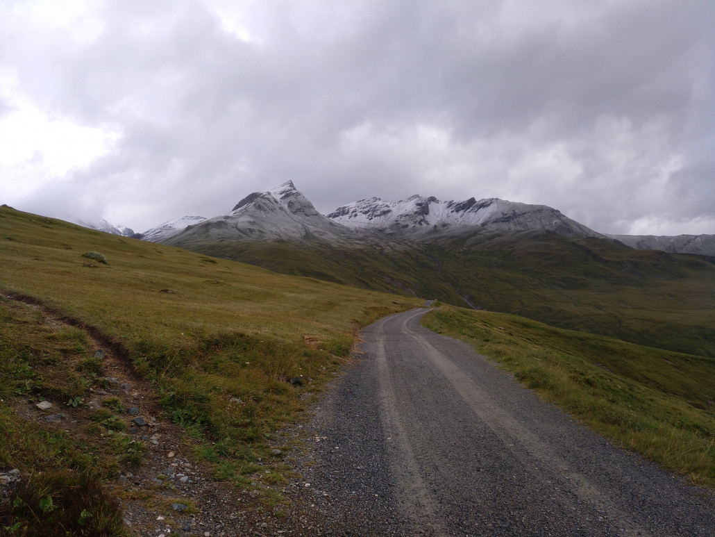 Auffahrt ab Motta Naluns mit Blick zum angezuckerten Piz Clünas
