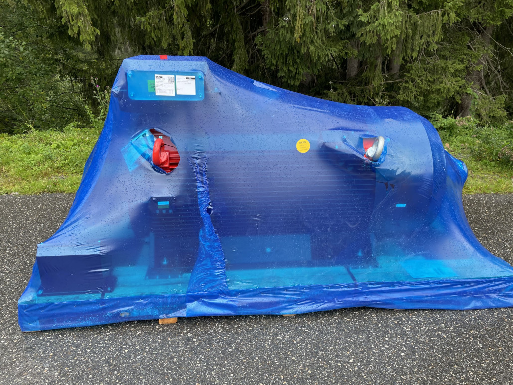 Auf dem Parkplatz der Bergbahnen steht dieser Motor für die Plaun- Sesselbahn. Ich dachte, dass die Erneuerung in den letzten Jahren erledigt wurde. Es stehen auch noch Paletten mit Aufschrift „Klemmkraftprüfung etc.“ dort. Kann es sein, dass die Kapazität noch erhöht wird?