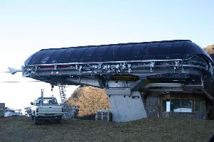 Zwei Monteure von Leitner haben noch irgendwas gemacht, im grossen und ganzen sieht die Bahn fast fertig aus.