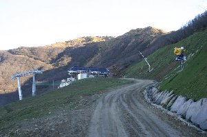 Szenenwechsel, auf 1880 m, knapp oberhalb des Nebels: fast fertige Bergstation der neuen Bahn Tamai 2000 (wieder eine Übertreibung, nicht mal der Gipfel hinter der Bahn erreicht die zweitausender - Marke). Man sieht den kurzen neuen Pistenabschnitt (schon
