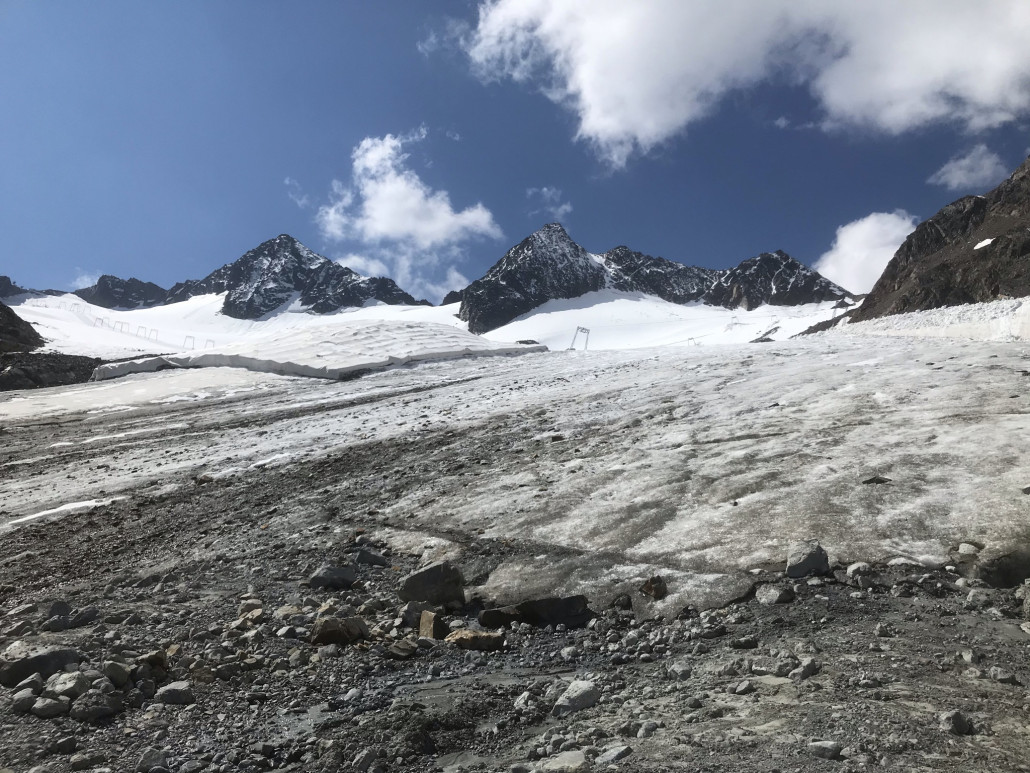 Am Rande vom Daunferner, wo die Abfahrt zum Gamsgarten bald verlaufen wird. Auf dem Gletscher ist ein Schneedepot erkennbar!