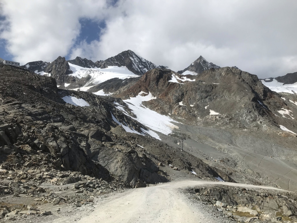 Altschneereste unterhalb vom Eisgrat. Vor nicht all so vielen Jahren war da mal noch Gletschereis