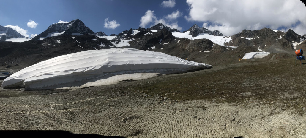 Beide Schneedepots für die Abfahrt zum Gamsgarten. Nicht auf dem Foto zu sehen.... Auf dem Gletscher ist noch ein drittes Schneedepot angelegt