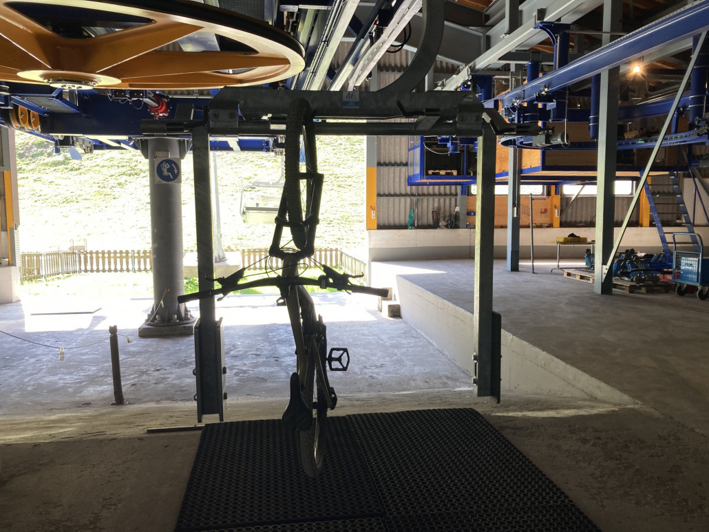 Aufhängevorrichtung für Bikes an der Sesselbahn Jochpass