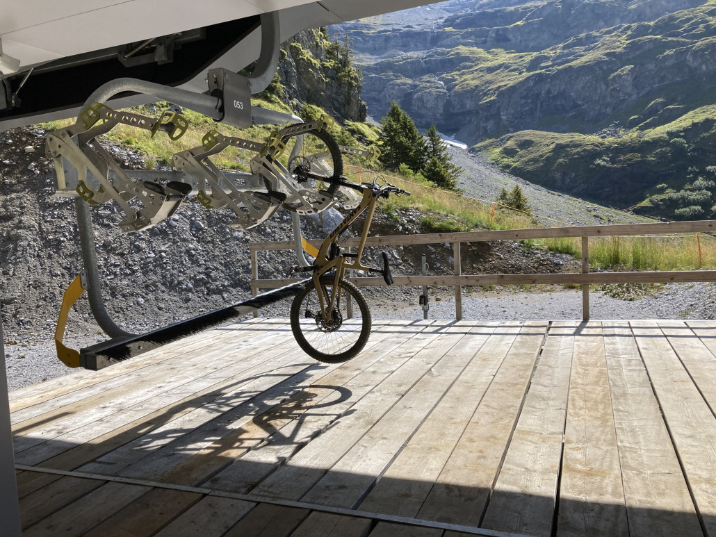 Aufhängevorrichtung für Bikes an der Sesselbahn Engstlen. Die Bahn fährt im Pendelbetrieb und auf Abruf. Weil die Bahn kurz ist, musste ich aber nie lange warten.
