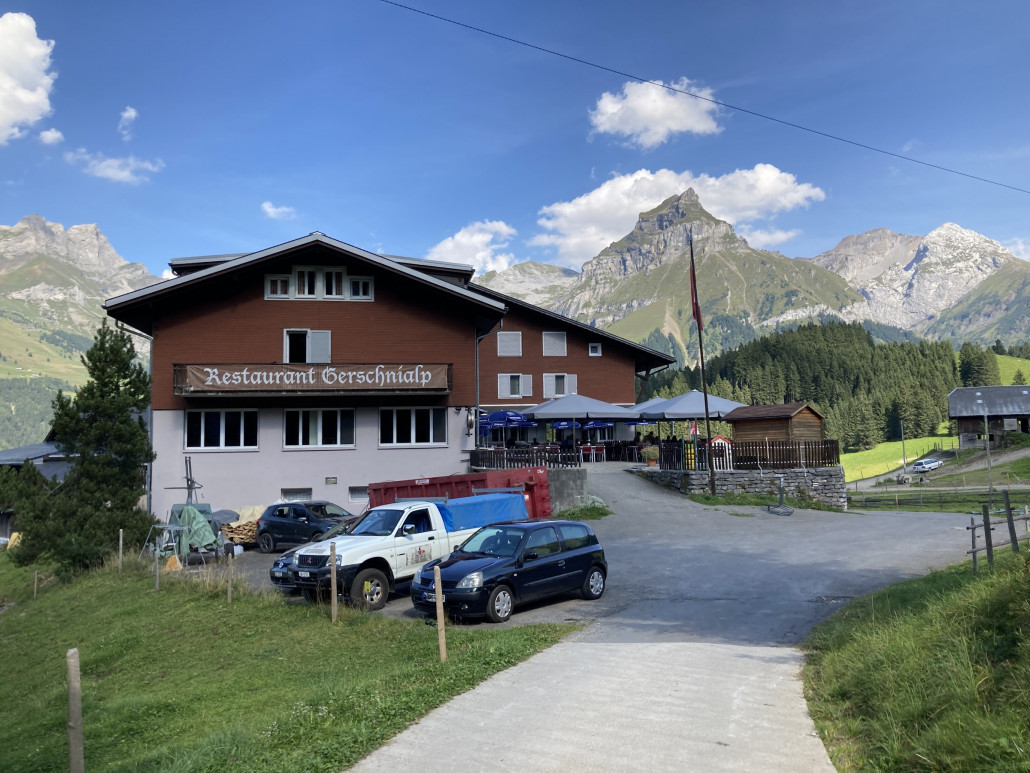 Als Kind verbrachte ich viele Tage in dieser Pension. Zwar übernachteten wir in der Regel in Ferienwohnungen im Tal. Aber meine Grosseltern und andere Verwandte waren stets hier einquartiert. Folglich trafen wir uns am Tag häufig auf der Gerschnialp.