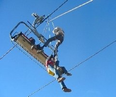 Männer der Bergwacht bergen in Not geratene Passagiere aus der Luft