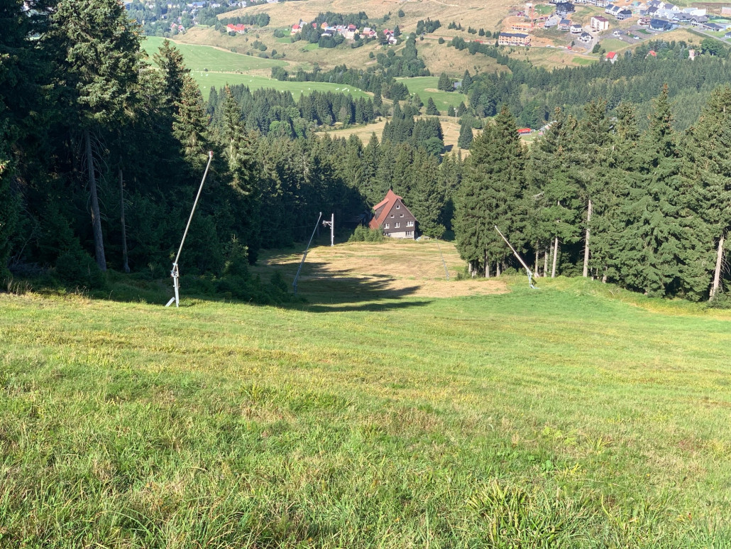 Die „schwarze“ (4) wirkt im Sommer tatsächlich etwas steiler. Unten hinter der Hütte liegt die Talstation des einzigen KSSL, welcher nicht LASP ist.