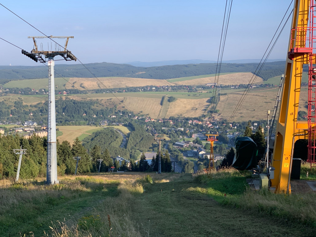 Rennstrecke ungemäht. Unten Owie. Talwärts ging es über einen der inoffiziellen? SingleTrails.