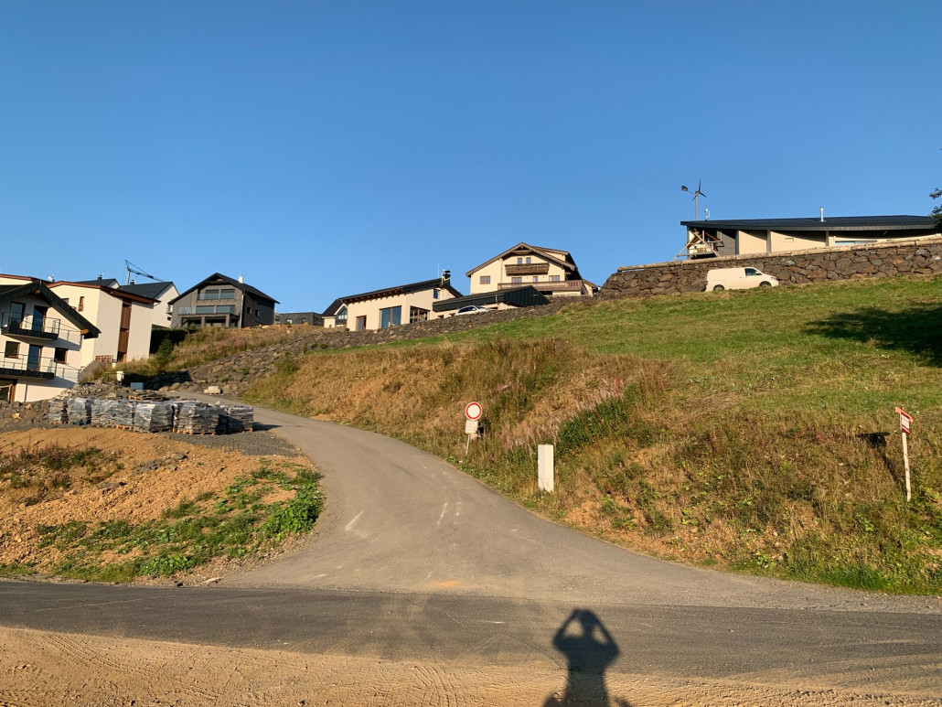 Blick nach oben (inkl. Neben/Verbindungsstraße)