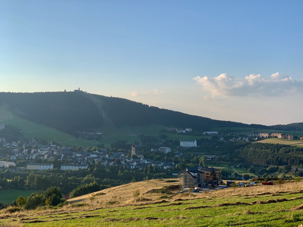 Fichtelberg - Neubauten von der Kuppe Oberhalb Loucnas