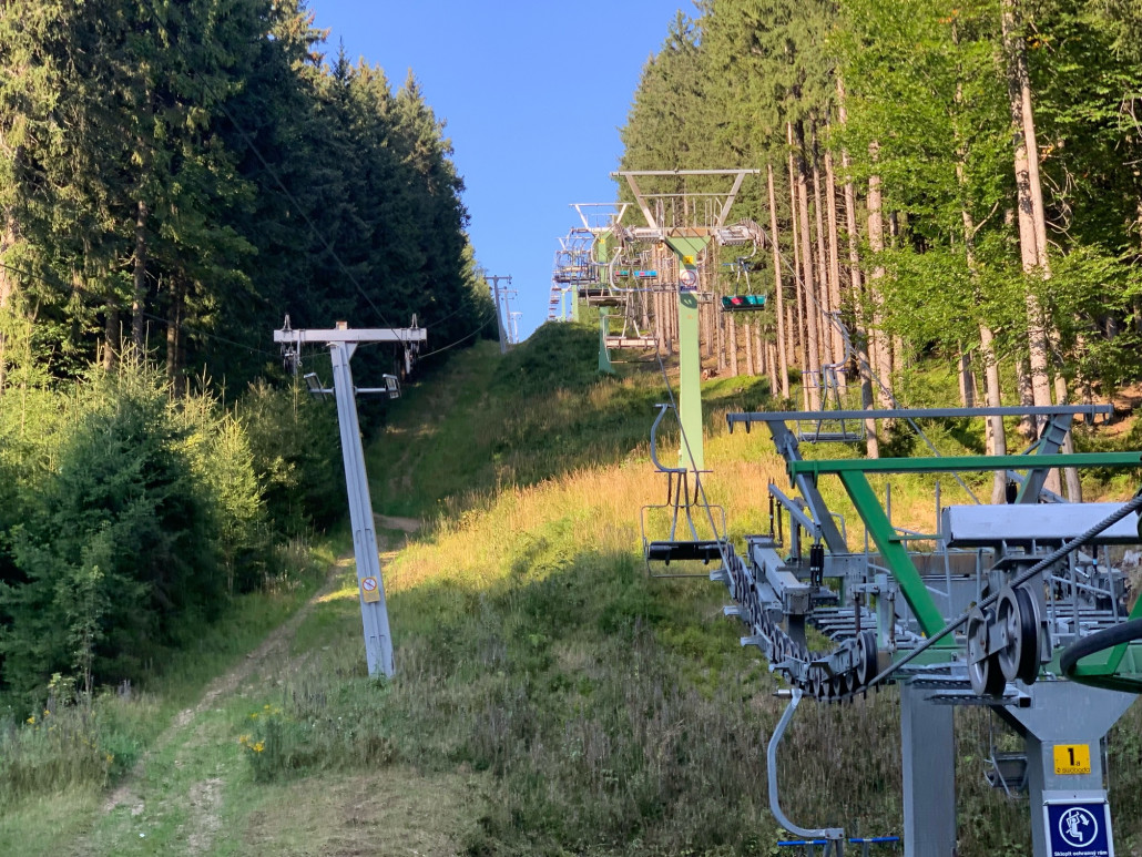 Neklid 3SB; Bj 2009 + 1000er SL - zusammen macht diese Liftachse fast 3000P/h.