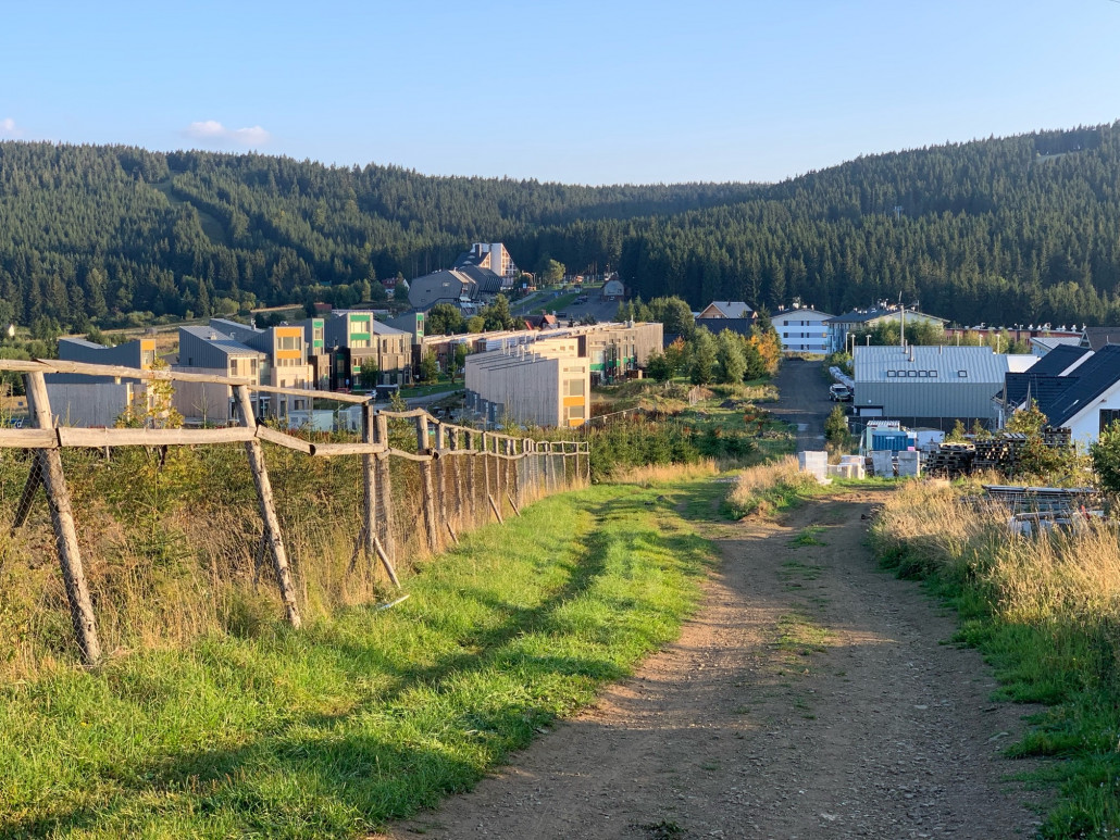 Blick von dieser Kuppe Richtung Damska Talstation. <br />Gut; von hier sieht die Neubausiedlung definitiv noch komisch/hässlich aus.