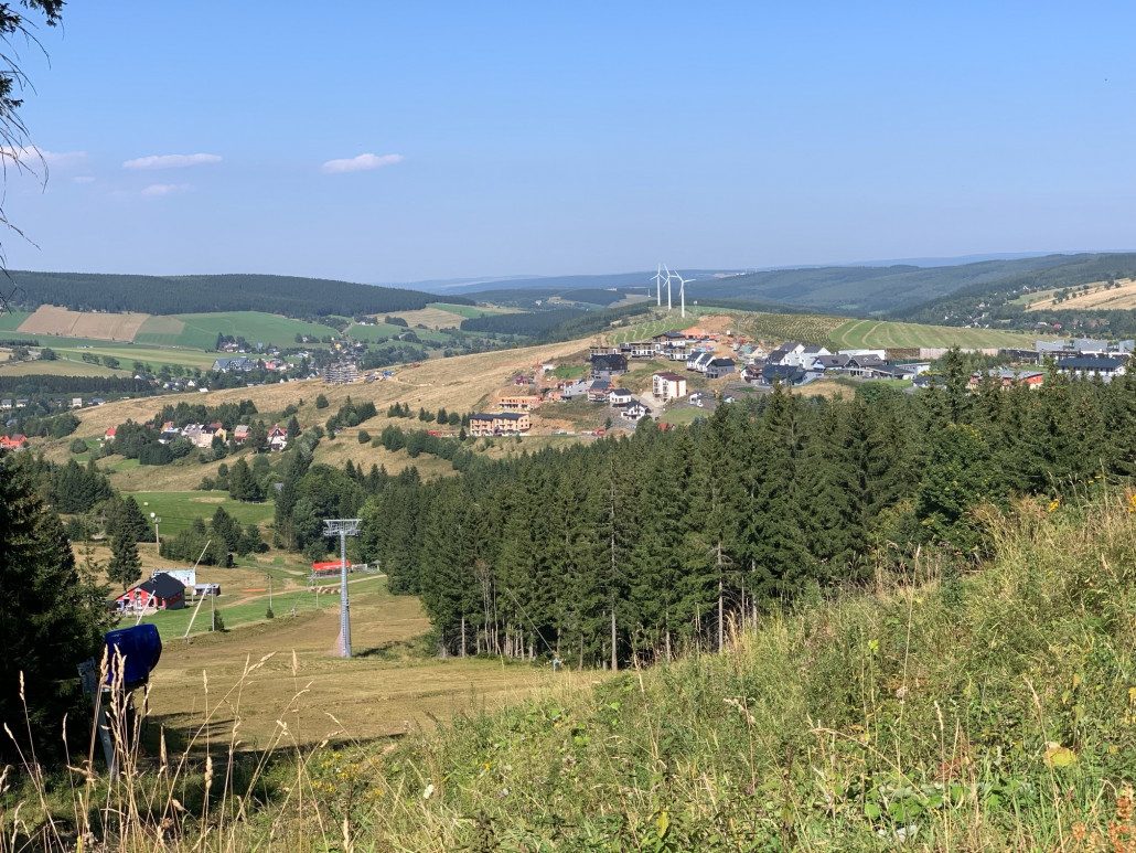 Bildmittig eine Stütze der Cinestar 4-KSB(B); Bj 2011<br />Am Gegenhang ein erster Blick auf das Neubaugebiet
