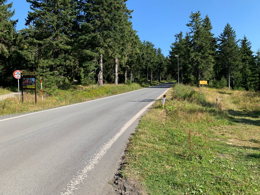 Links endet der Querweg des Nordhangs in die Gipfelstraße. Rechts ist ein Einstieg in die Rondo (24). Hier ca. könnte irgendwann einmal ein neuer Verbindungsziehweg (Suzuki - Rondo) entlangführen.