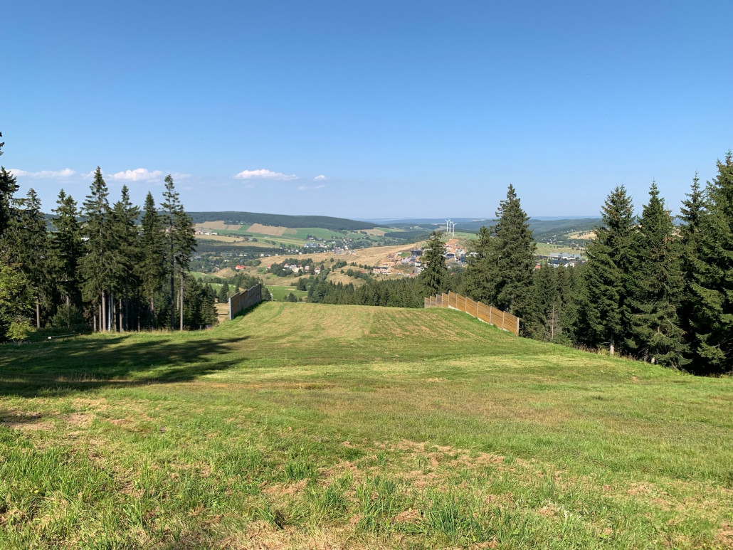 Parezovka (3) inkl. der neueren Skibrücke über die Straße.