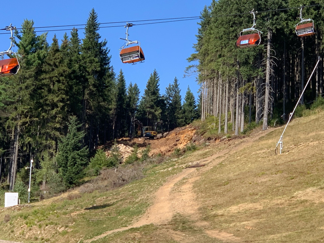 Zoom - leider auf die Sessel; die Bagger währenddessen dort am groben modellieren der Piste.
