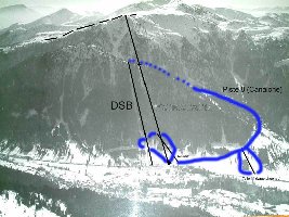 Die steile Seite des Monte Zoncolan mit dem unteren Skigebietsteil und der Pendelbahn. Der obere Skigebietsteil ist nicht sichtbar (4 KSB Valvan=gestrichelte Linie). Die Lifte habe ich in das Foto eines Panoramabilds aus der Talstation eingezeichnet.