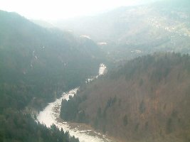 Blick aus der PB auf die Reste der Piste Canalone im unteren Skigebietsteil (eindrucksvoller Bodenabstand der Bahn!)