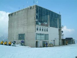 Bergstation der Pendelbahn (fügt sich doch toll in die Landschaft ein :twisted: , hat aber durchaus was!)