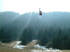 Noch ein Bild, auf dem man den ersten Teil der Trasse der Pendelbahn einigermaßen erkennen kann (hinter dem Bergkamm geht´s hoch über das Tal der Piste Canalone)