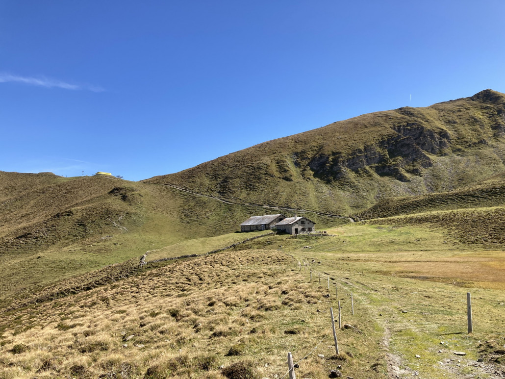 Ungewohnter Blick: Von der Alp Raschil hinauf zur Sesselbahn. Umgekehrt kenne ich die Szenerie schon seit vielen Jahren, so aber war es das erste Mal.