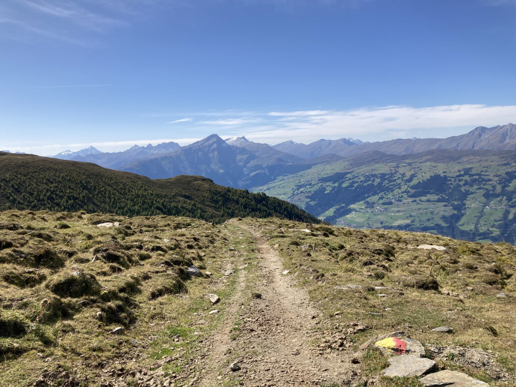 Der Start der Abfahrt ist noch einigermassen verheissungsvoll. Die Aussicht hingegen finde ich top!