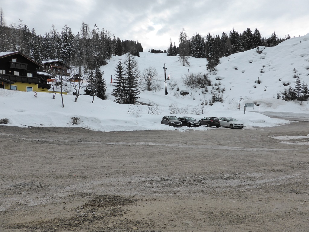der Parkplatz kurz nach 9 Uhr. Überlaufen ist das Gebiet schon mal nicht :-)