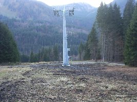 Rechts der Stütze wahr zur Zeiten der DSB Wald. Piste über 10 Meter verbreitert