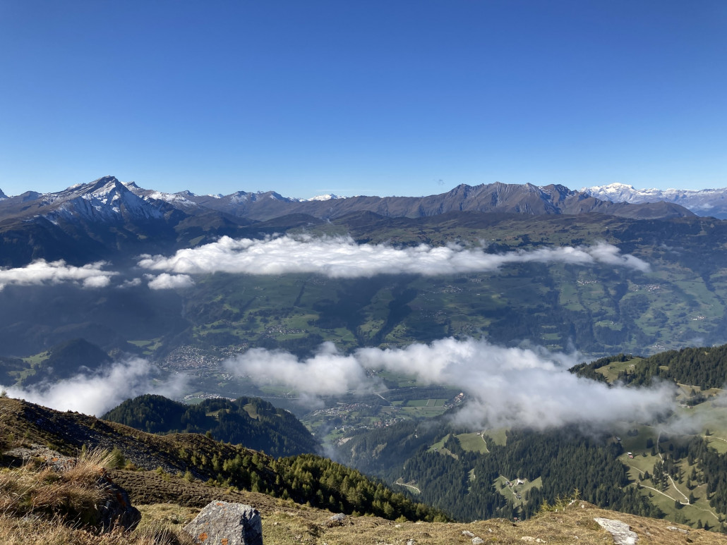 Blick vom Scalottas zum Etappenziel: Thusis. Der Höhenunterschied beträgt netto etwa 1500 Meter.