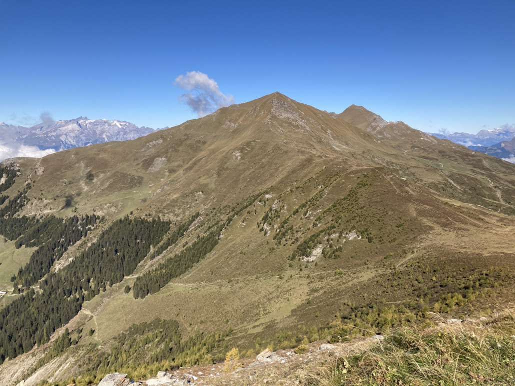 In der unteren Bildhälfte ist der Weg ersichtlich, welcher ich in der Folge befahren werde. Von rechts gehts es nach links unten zur Alp Parnegl (noch knapp auf dem Bild zu sehen). Den Weg schaue ich fast jedes Mal an, wenn ich hier oben bin. Und jedes Mal denke ich, dass er nicht so wild aussehe. Heute wurde ich eines besseren belehrt. Bereits der hier zu sehende Abschnitt hat es in sich!