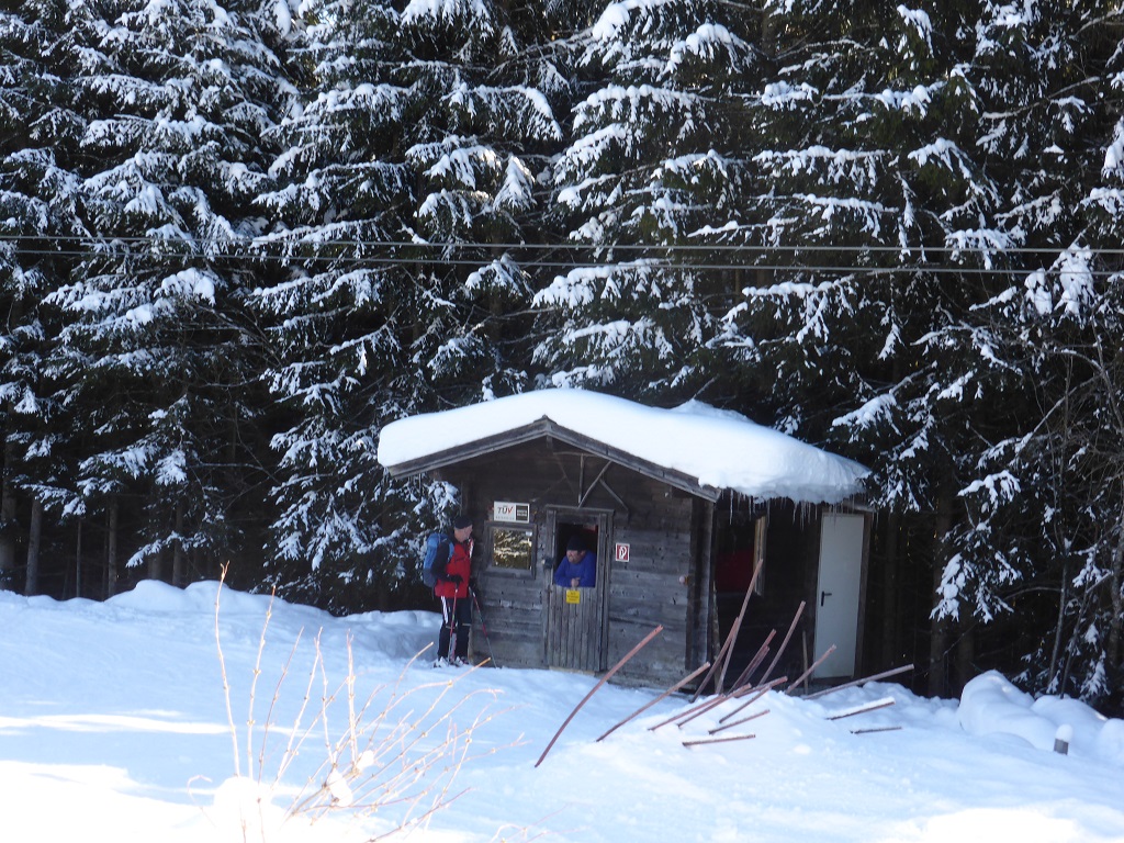 Schiromantik im Kleinschigebiet.          Fazit hier in Goldegg: auch hier zwei schöne Stunden verbracht. Leider ist damals schon der dritte Schlepper mit der wahrscheinlich interessantesten Piste nicht mehr gelaufen. Jetzt ist er, glaube ich, eh schon ganz stillgelegt. Zumindest am aktuellen Pistenplan ist er nicht mehr drauf :-(