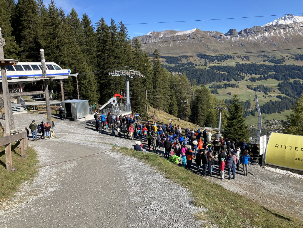 Die ganze Woche war viel los. Vor allem am Donnerstag auf Pradaschier tummelten sich extrem viele Leute - so viele, wie ich dort noch nie gesehen hatte. Auf eine Rodelfahrt, was wir eigentlich vorhatten, verzichteten wir aufgrund der Warteschlange aber gerne.
