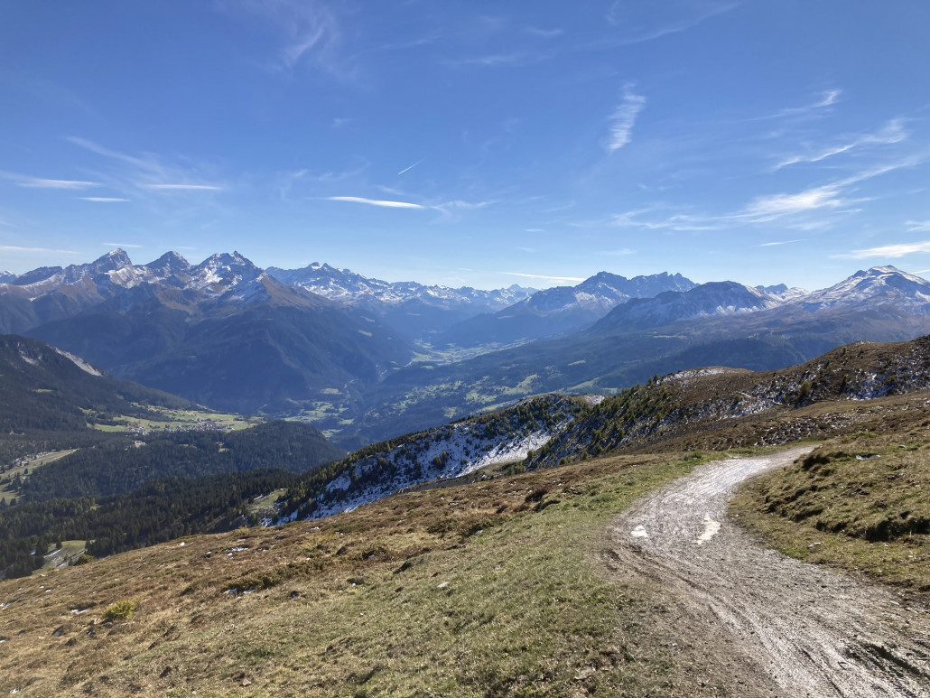Am Freitag unternahm ich einen letzten Bikeausflug auf den Scalottas. Die Trails waren in den oberen Höhen noch schneebedeckt oder dort, wo der Schnee bereits wieder geschmolzen war, eine reine Schlammbahn. Aus diesem Grund fuhr ich hauptsächlich über Kieswege zur Talstation Lavoz.
