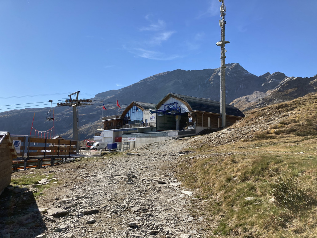Mittelstation Rossboda auf ungefähr 2000m.ü.M. Der Gebäudekomplex bestehend aus Berg- und Talstation zweier Sesselbahnen, Restaurant und Garage ist im Grunde schön kompakt und schlicht. Die Umgebung wurde aber überhaupt nicht mitgestaltet.
