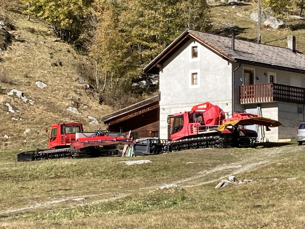 Bei der Talstation stehen zwei ältere Pisten Bullies: Ein PB 200 mit Baujahr 2000 und ein PB 300PolarW aus dem Jahr 2003. Ob diese beiden Exemplare im Winter noch im Einsatz stehen, kann ich nicht sagen. Ein Nummernschild haben sie im Moment keines. Hinzu kommt, dass bei der Mittelstation drei deutlich neuere Fahrzeuge untergebracht sind.
