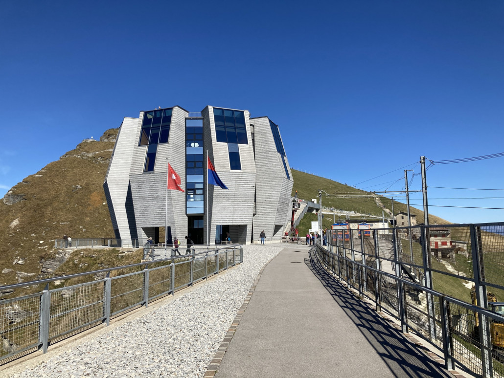 Bei der Bergstation befindet sich ein relativ neuer Restaurantkomplex. Entworfen wurde der Turm vom Architekten Mario Botta.