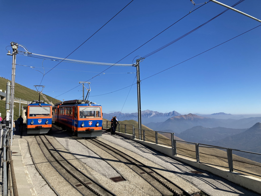 Triebwagen der Monte Generoso-Bahn. Die Fahrzeuge sind nicht mehr die neusten, haben aber durchaus ihren Scharm. Während der Fahrt wurde jeweils überlaute Musik über die Lautsprecher abgespielt. Allerdings waren die Fahrgeräusche noch lauter, sodass nur an den Haltestellen die Musik wahrgenommen werden konnte.