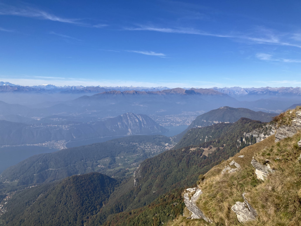 Vom Bahnhof gibt es einen kleinen Anstieg, von wo aus eine schöne Rundumsicht möglich wird. <br />Hier der Blick nach Lugano (am rechten Seeende).