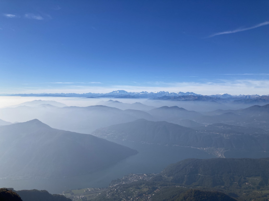 Die Walliser Alpen sind gut sichtbar. Das Monte Rosa-Gebirge mit der Dufourspitze ist ersichtlich, auch das Matterhorn ist zu erahnen.