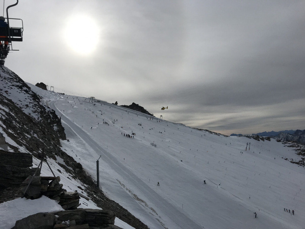 Leider hatte auch der Rettungsheli Einsätze. Bei der Härte der Pisten nicht verwunderlich