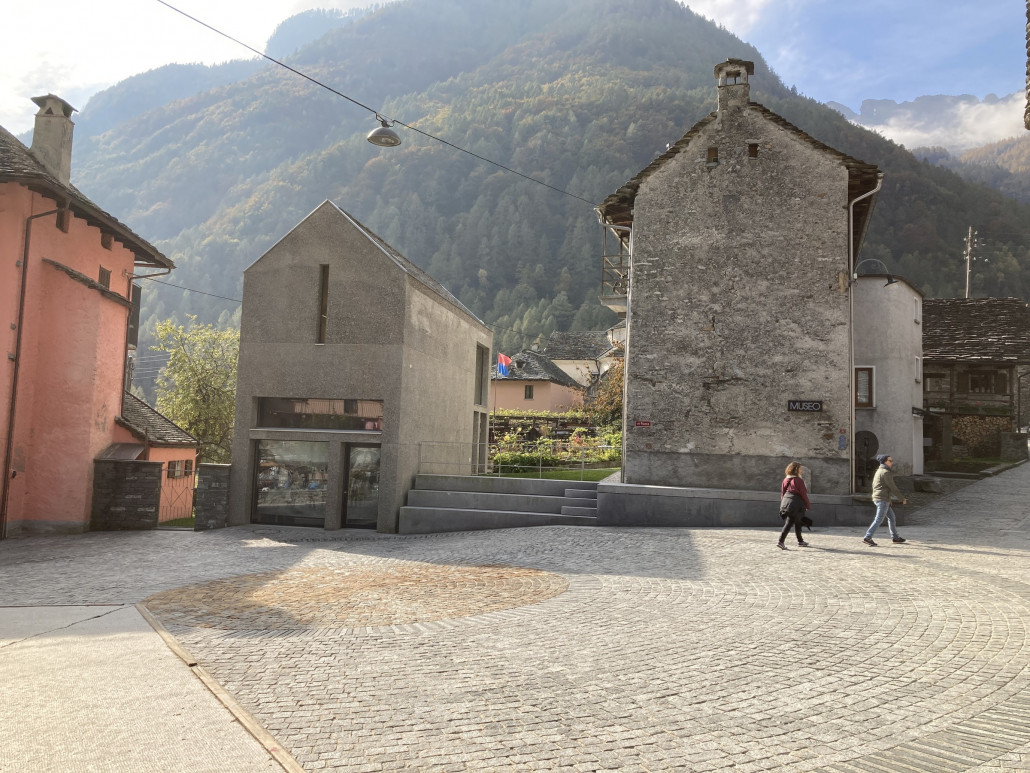 Sonogno. Meiner Meinung nach gelungener Neubau im Zentrum, Wenn ich mich richtig erinnere, befindet sich in diesem Haus das "Talmuseum".