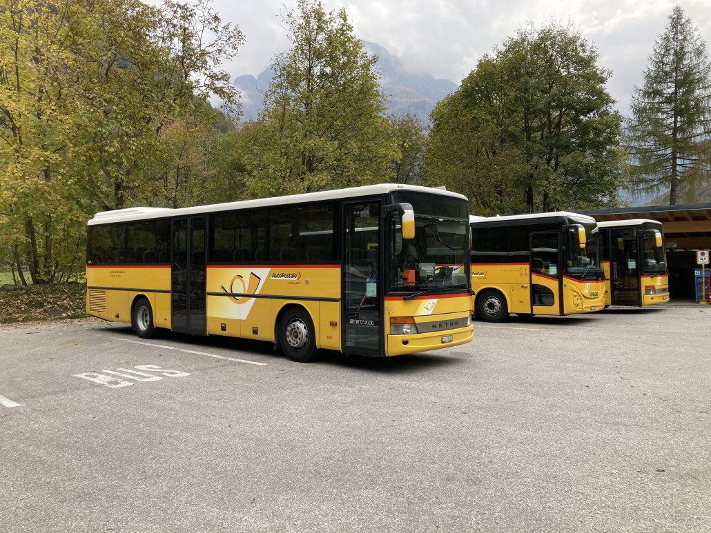 Kleines Dorf, viele und grosse Busse. Hierher fahren ausgewachsene 12-Meter-Busse und dies teilweise in Dreifachführung der Kurse. Nach Bosco/Gurin reicht ein kurzer Bergbus...