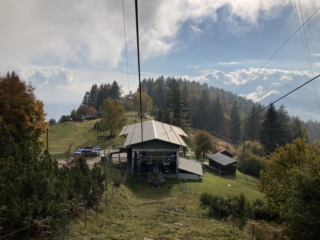 KSB Cardada-Cimetta. Der Sessellift startet auf 1340m.ü.M. und führt auf 1670m.ü.M. Mit etwa 1000m Streckenlänge ist der Lift recht kurz, bietet aufgrund der Seitwärtssessel allerdings interessante Ausblicke.