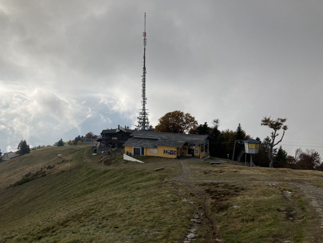 Bergstation der KSB, Bergrestaurant, ehemaliger Schlepplift und Sendeturm auf Cimetta
