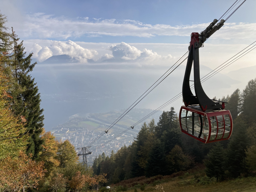 Pendelbahn Orselina - Gardada mit Blick nach Locarno und auf den Lago Maggiore. Ungefähr in der Bildmitte ist das Flussdelta der Maggia zu sehen.