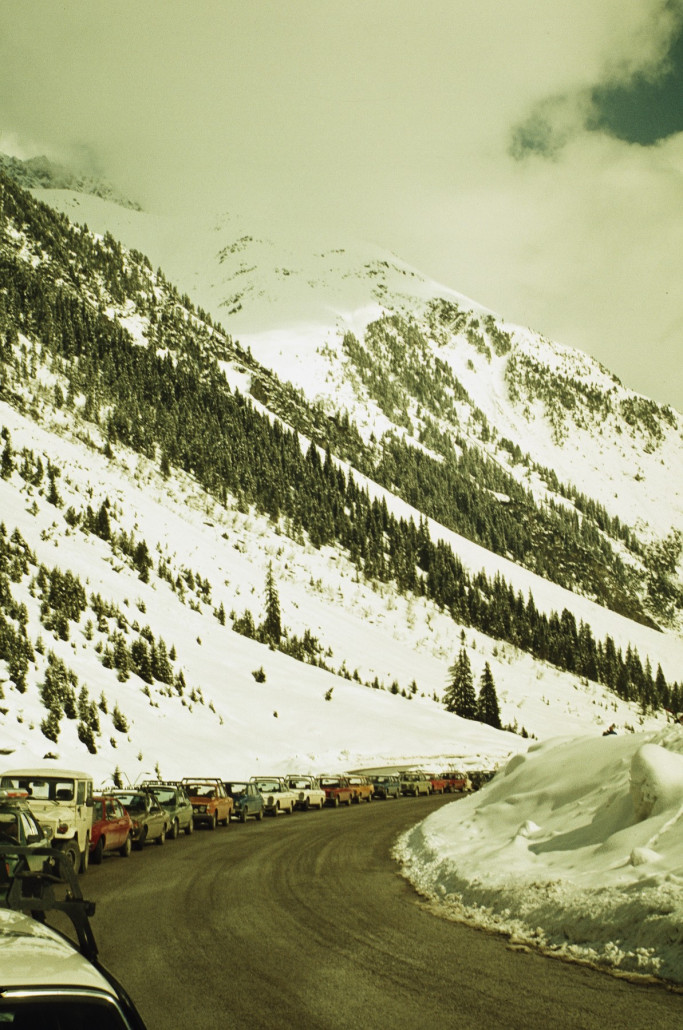 Blick talauswärts entlang der zugeparkten Straße
