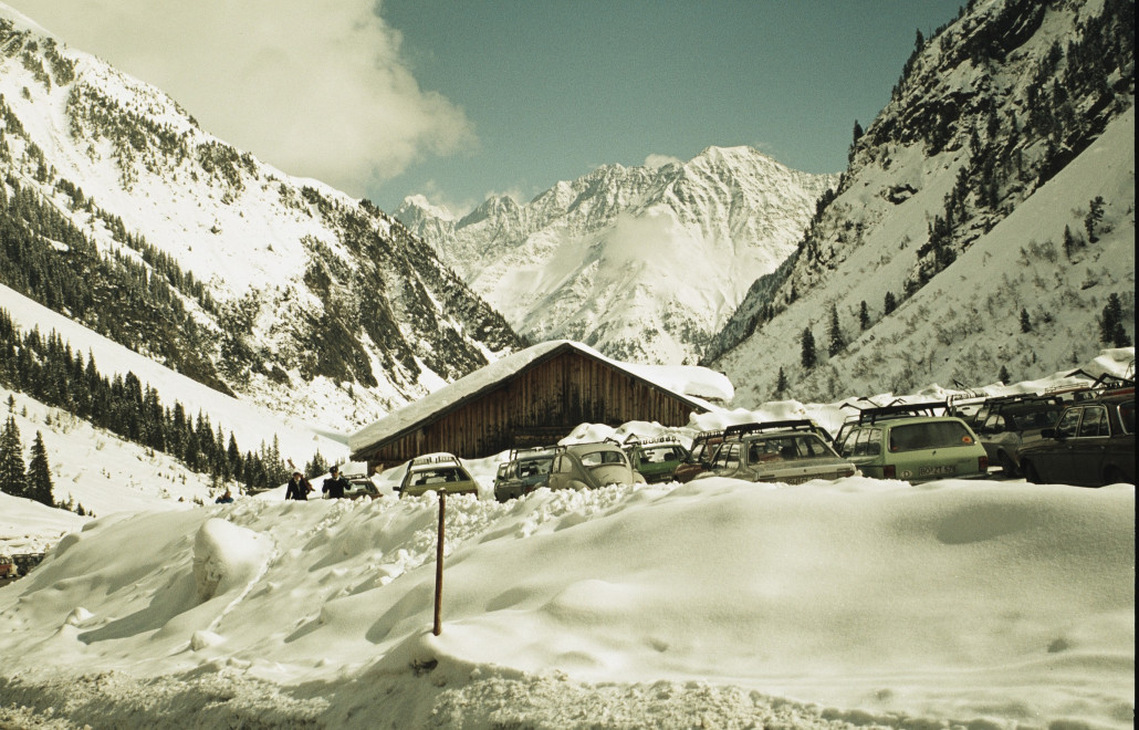 Parkplatz mit heute schon historischen Autos ;)