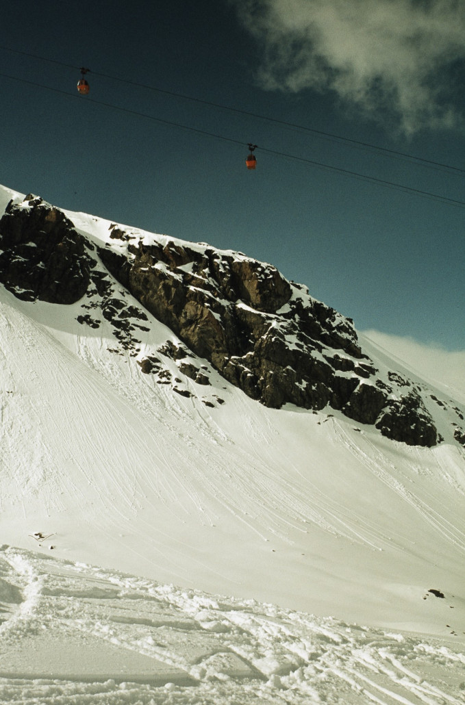 Gondeln der Eisgratbahn irgendwo zwischen Bergstation Eisgrat und Mittelstation Fernau